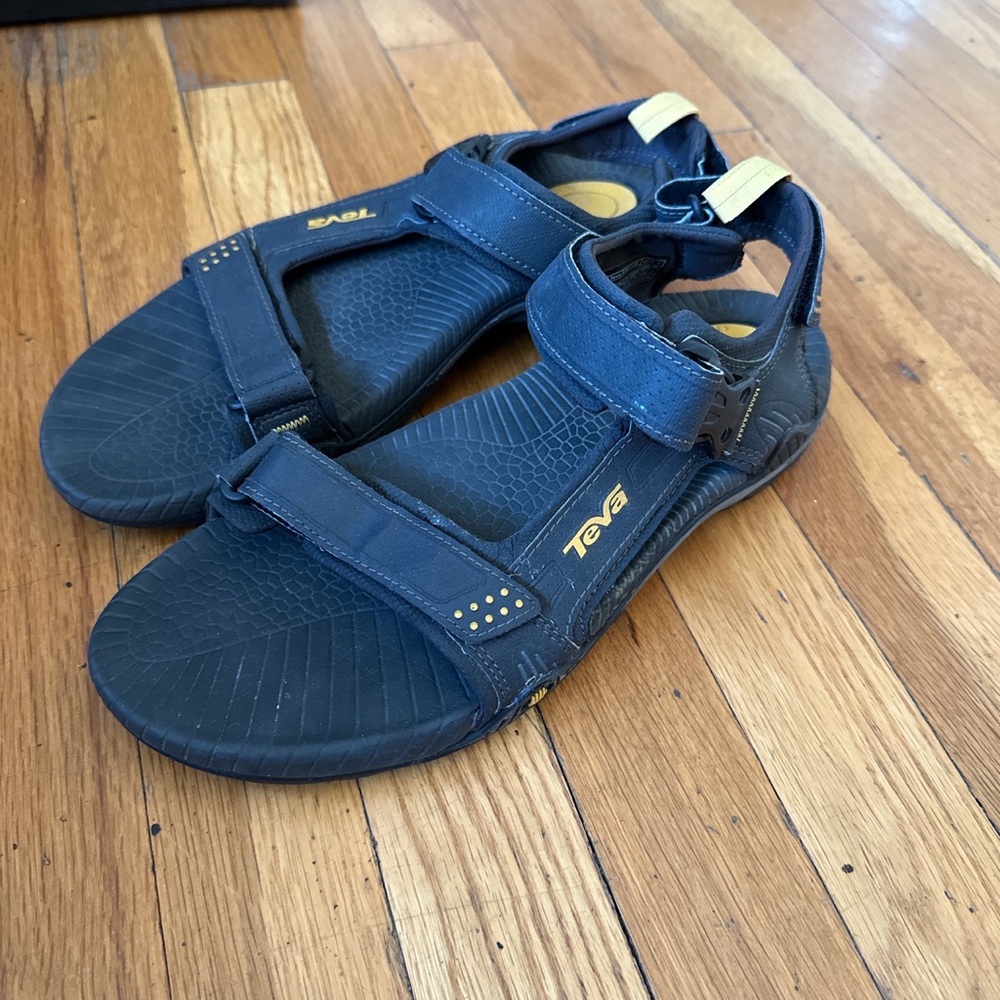 Tevas men’s size 8. Hardly worn great condition.